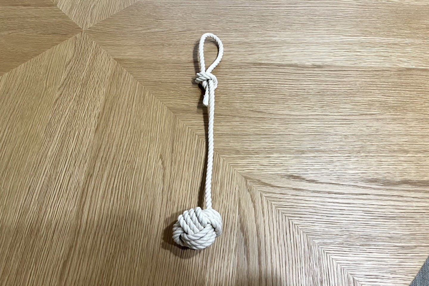 【愛犬の開けっぱなし防止の自動ドアの作り方】 手順1:ドアクローザー本体を作る 愛犬用紐付きボール 完成