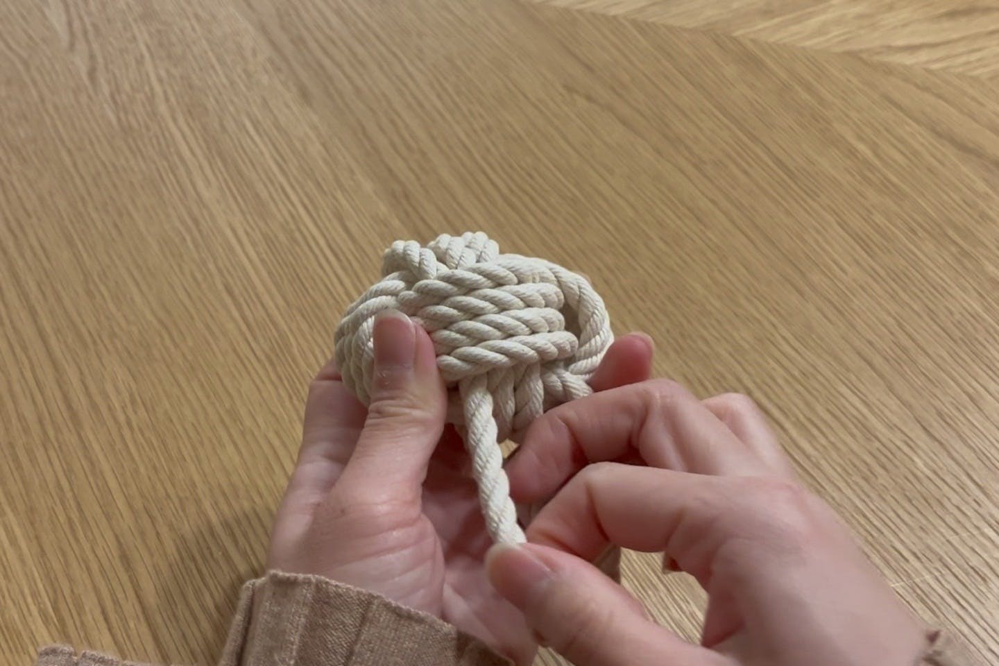 隙間にロープを通す 隙間にロープを通す
