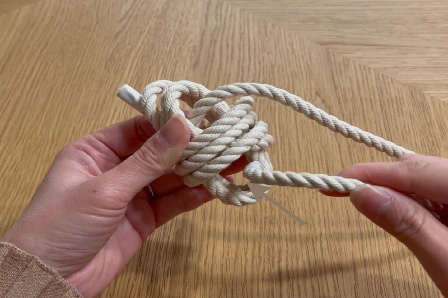 【愛犬の開けっぱなし防止の自動ドアの作り方】 手順1:ドアクローザー本体を作る 後ろ側からも同様に矢印の位置にロープを通す
