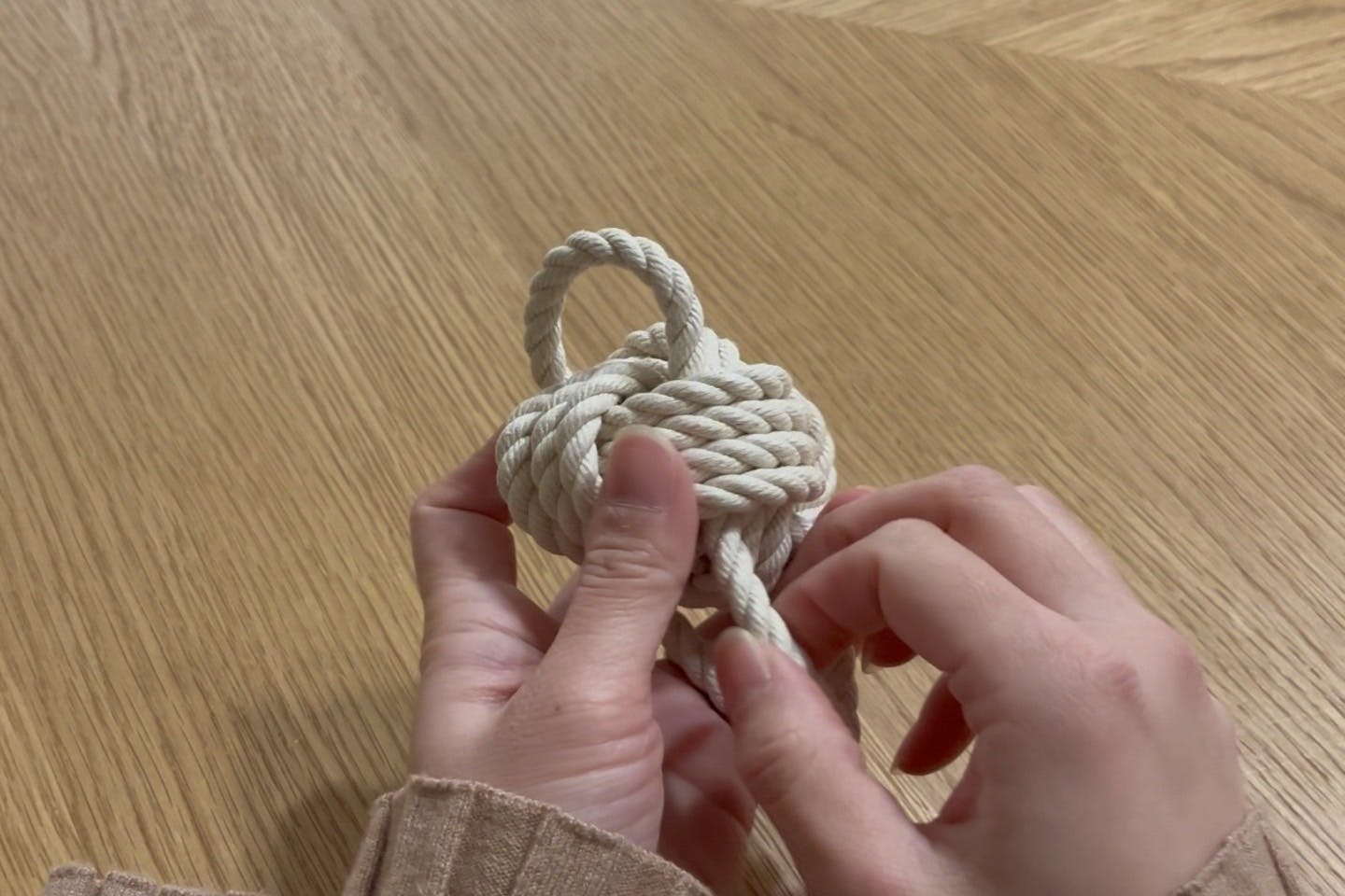 【愛犬の開けっぱなし防止の自動ドアの作り方】 手順1:ドアクローザー本体を作る 隙間にロープを通す