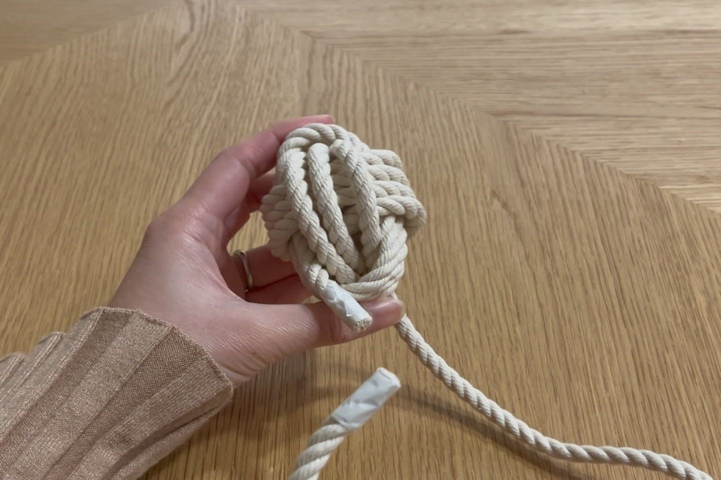 【愛犬の開けっぱなし防止の自動ドアの作り方】 手順1:ドアクローザー本体を作る 隙間にロープを通す