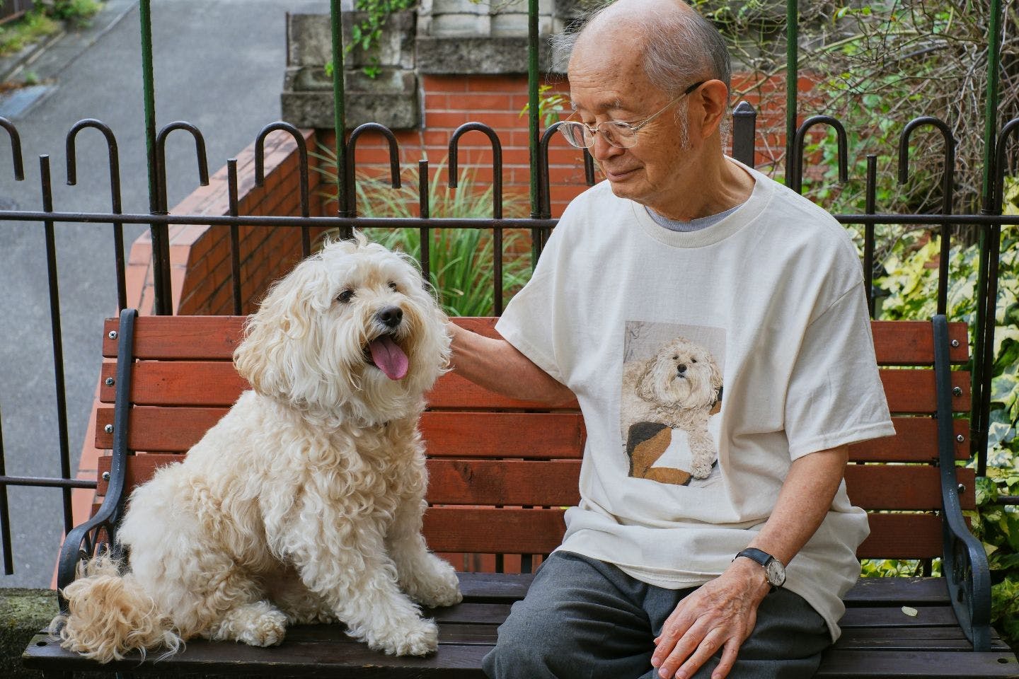 かまぼこ君Tシャツの着用モデルをする玉木さん かまぼこ君Tシャツの着用モデルをする玉木さん