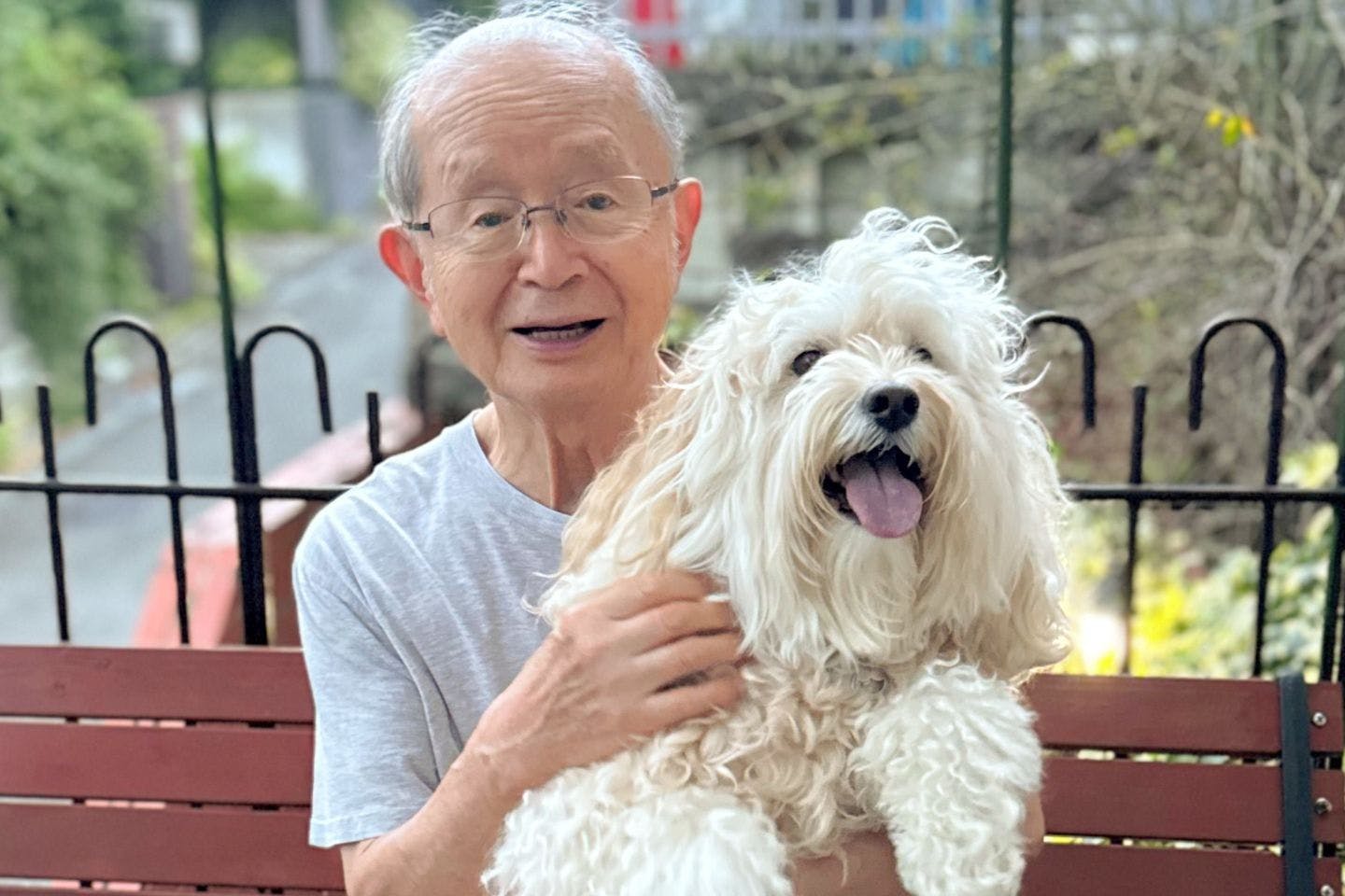 「もはや愛犬。いや、孫」かまぼこ君が来て変わった、飼い主さんと近所に住む玉木さんの人生