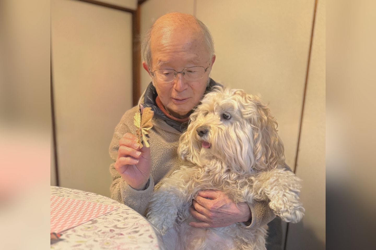 宝物をかまぼこ君に見せる、玉木さん 宝物をかまぼこ君に見せる、玉木さん