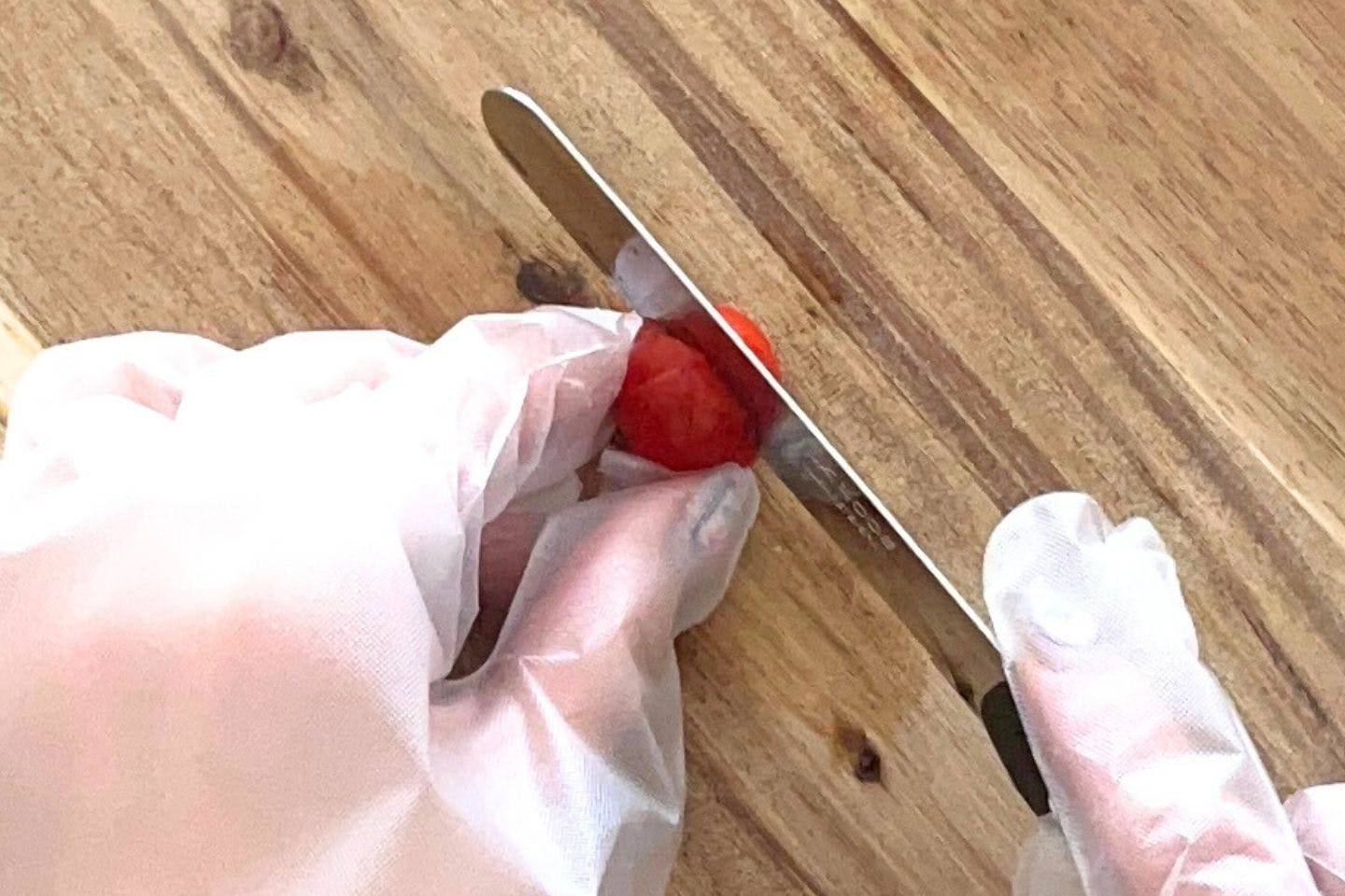 トマトを半分にカットする トマトを半分にカットする