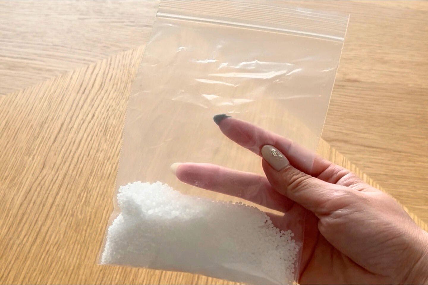 チャック付き袋に尿素40gを入れる