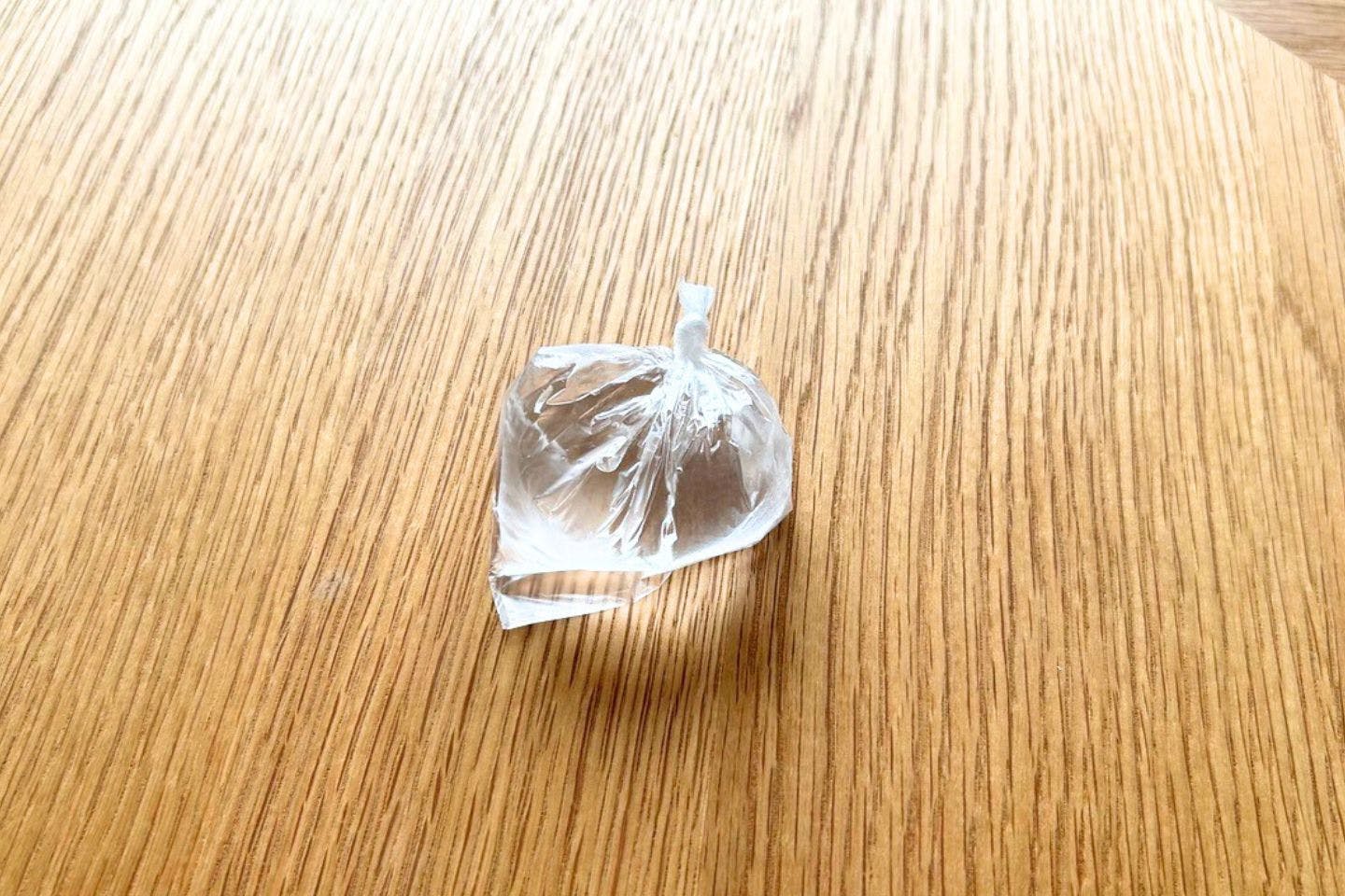 水袋の口を結ぶ