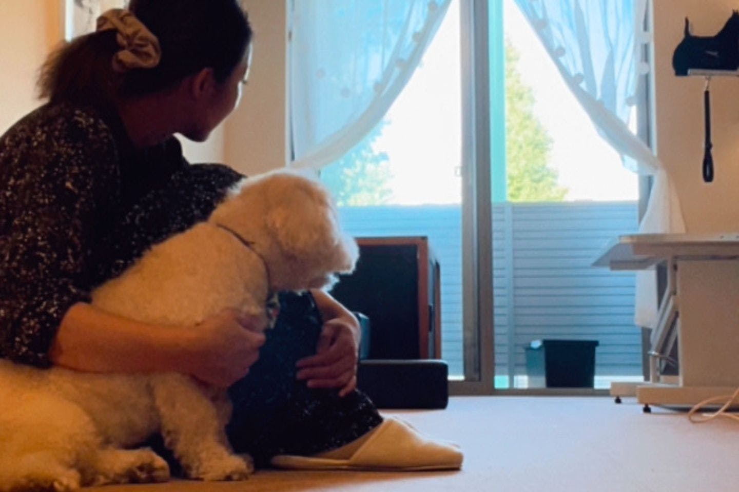 お預かり後にパニックになった子の隣に座り、抱き寄せる服部さん お預かり後にパニックになった子の隣に座り、抱き寄せる服部さん