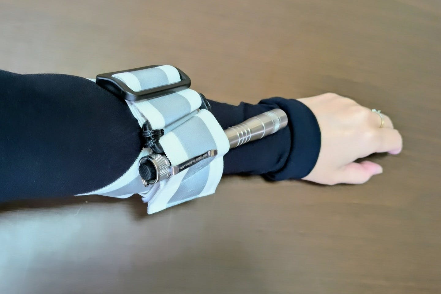 自作ライトホルダーを腕に装着
