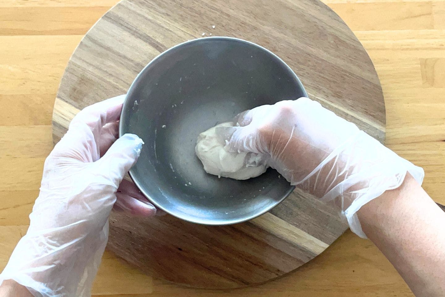ボウルに米粉と絹豆腐をまとめて丸める