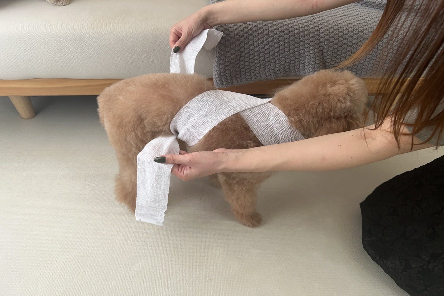 肩の上でクロスさせる
