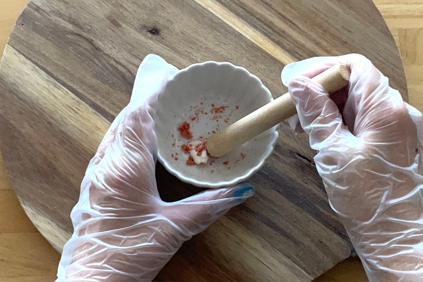 団子の一部に砕いたドライトマトを混ぜ込み、赤色の団子を作る