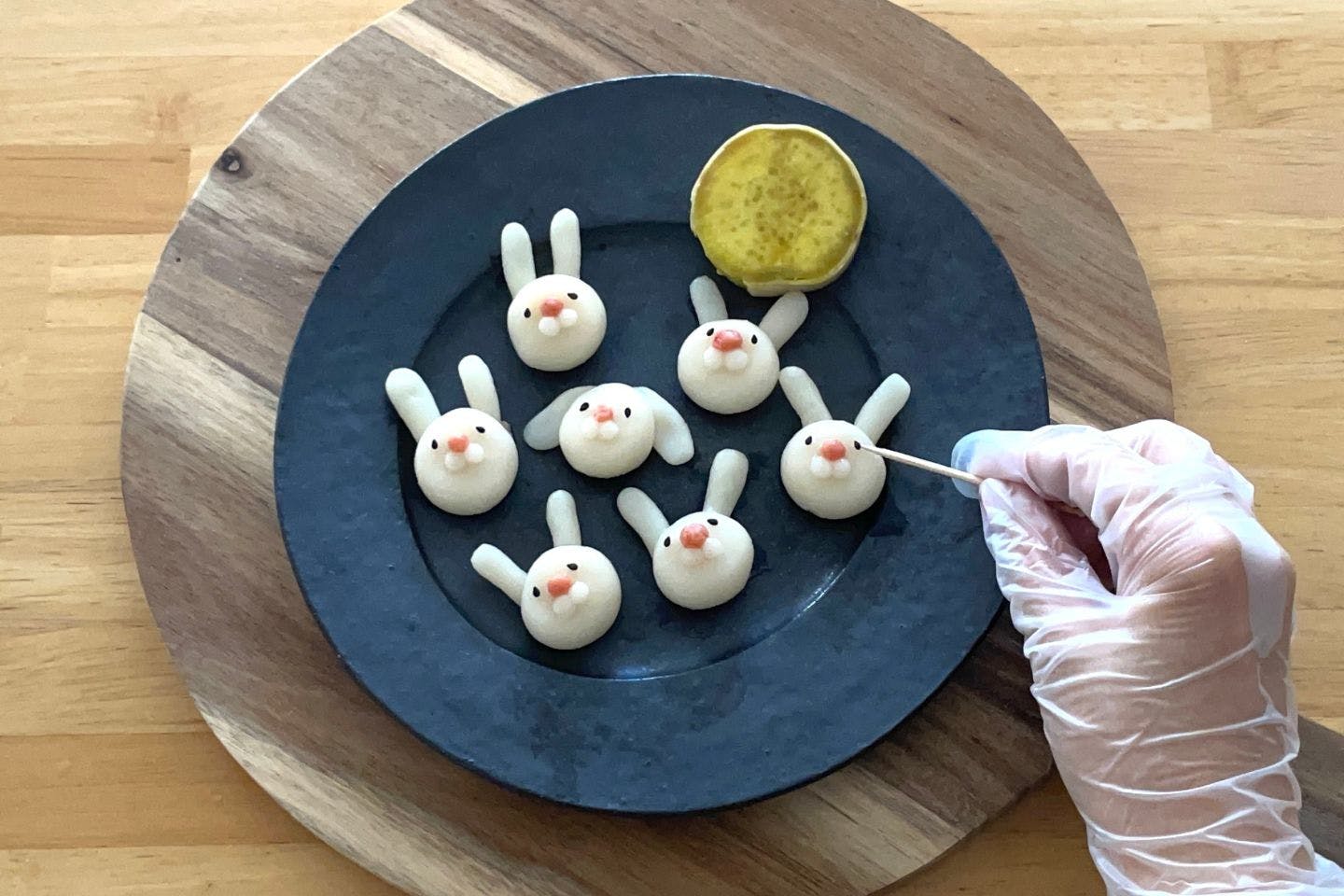 黒ごまでうさぎの目をつける