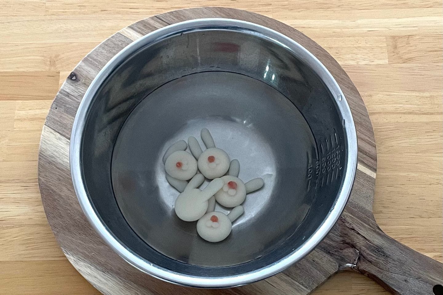 茹でた団子を冷ます