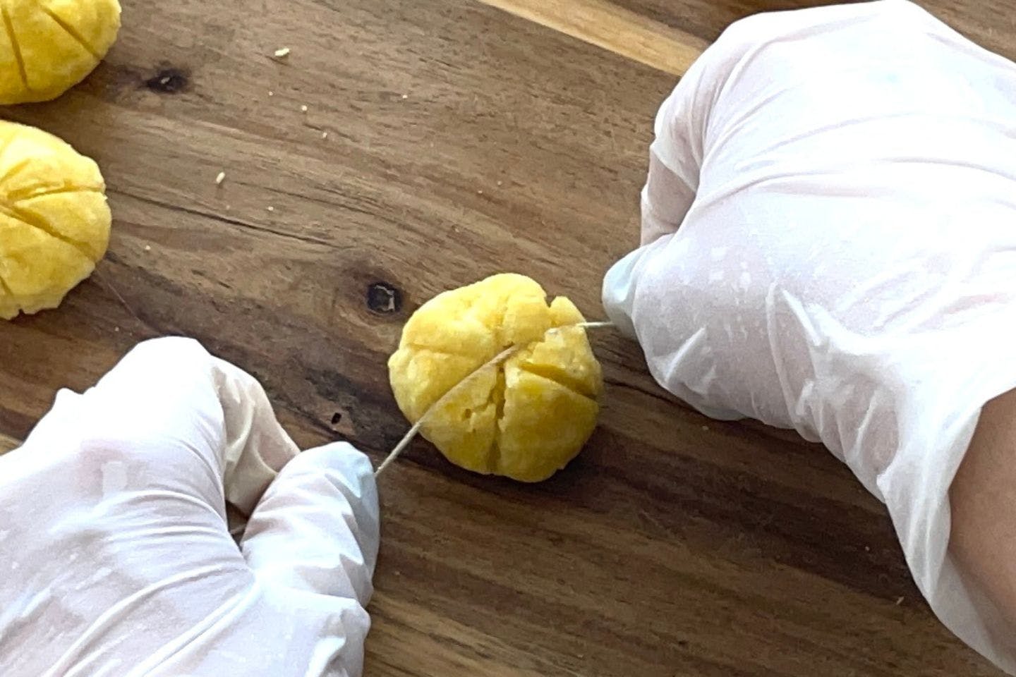 りんごを1.5cm程度の角切りにします かぼちゃの形に整える
