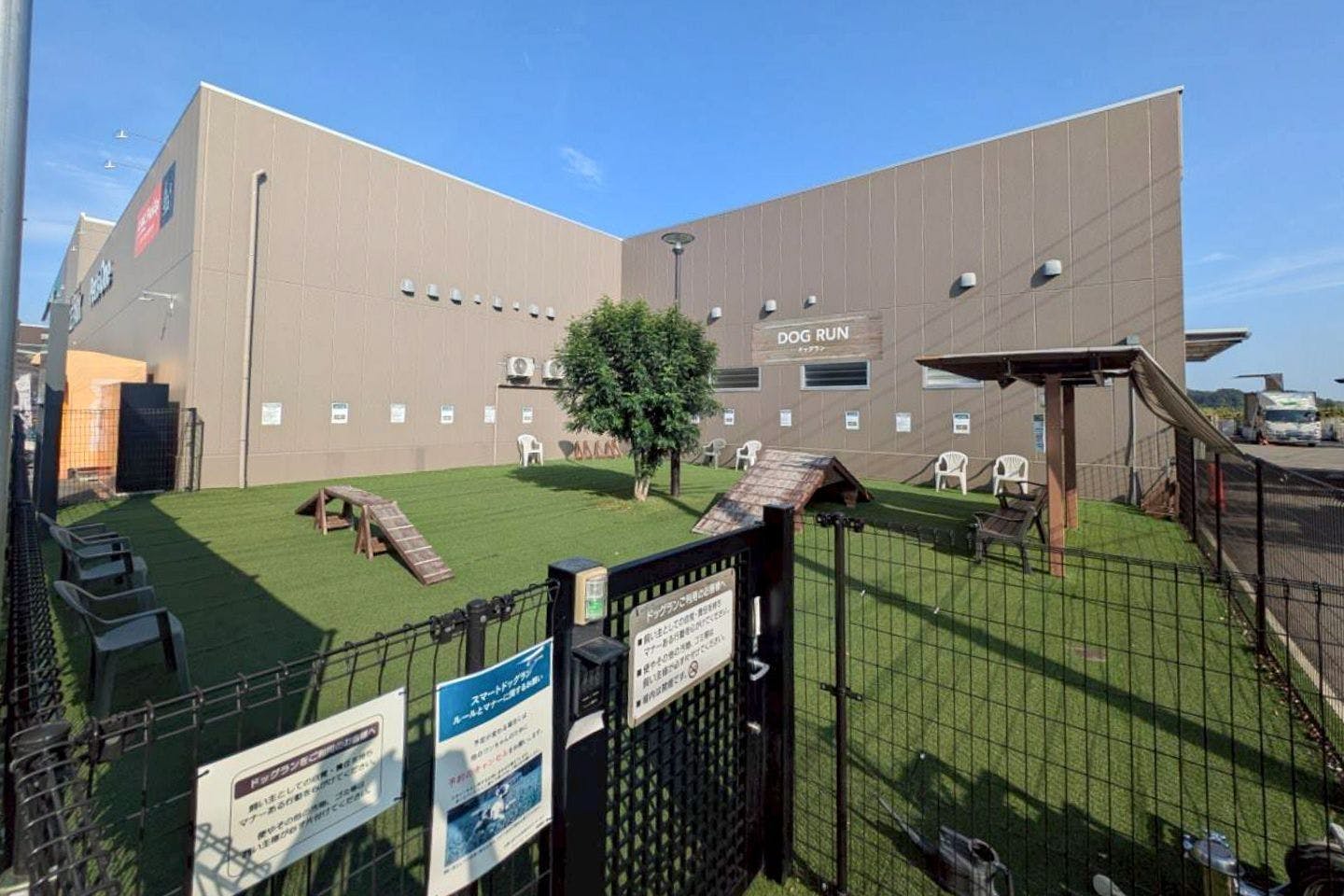 スマホからの簡単予約も解説！ カインズの無料ドッグラン活用法