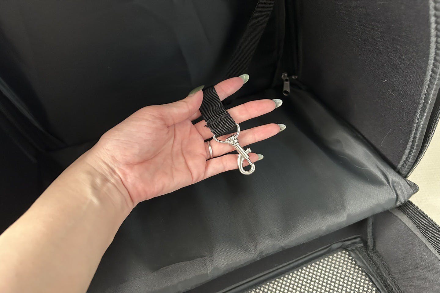 「ケージになる折りたたみペットリュック」飛び出し防止フック付き 「ケージになる折りたたみペットリュック」飛び出し防止フック付き