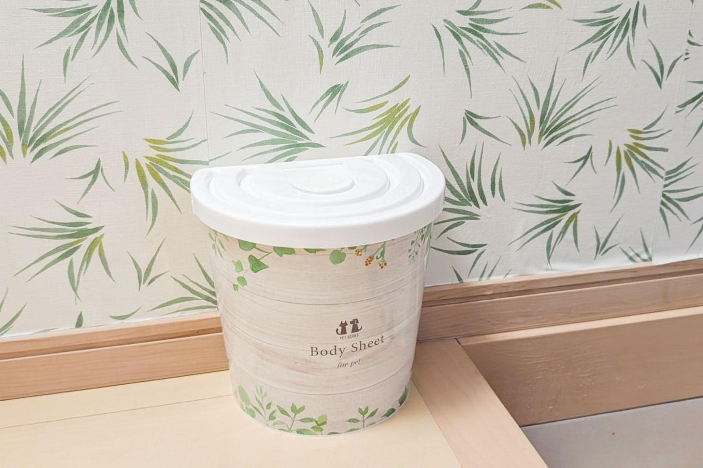 玄関の小上がりに置かれた足ふき用のボディーペーパー 玄関の小上がりに置かれた足ふき用のボディーペーパー