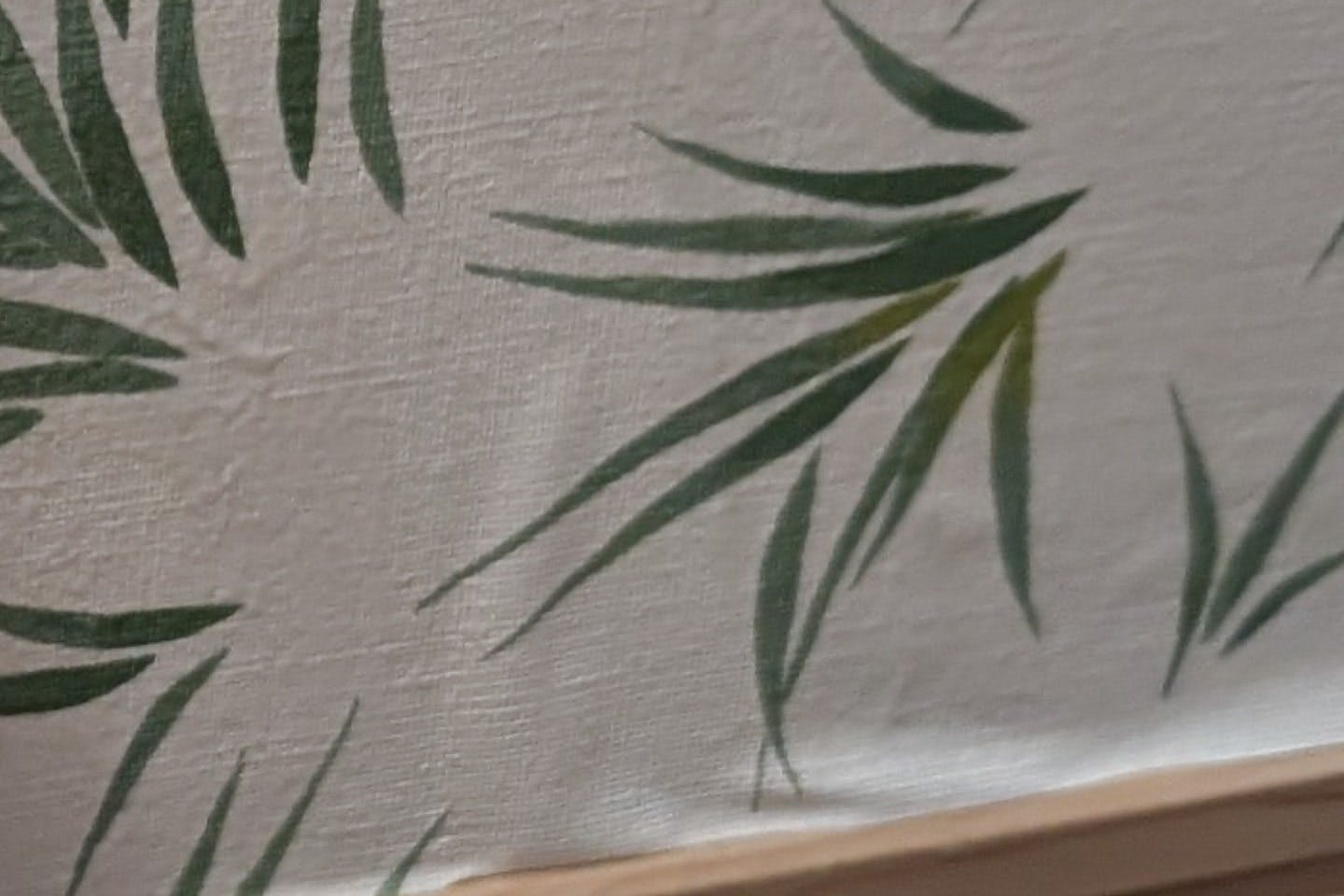 全体的にボコボコとした仕上がりの壁紙 全体的にボコボコとした仕上がりの壁紙