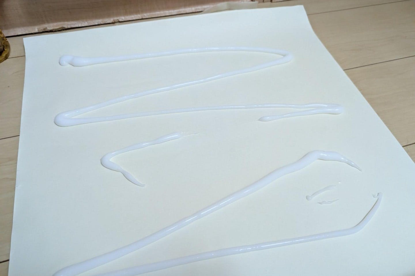 壁紙にのりを塗りたくる 壁紙にのりを塗りたくる