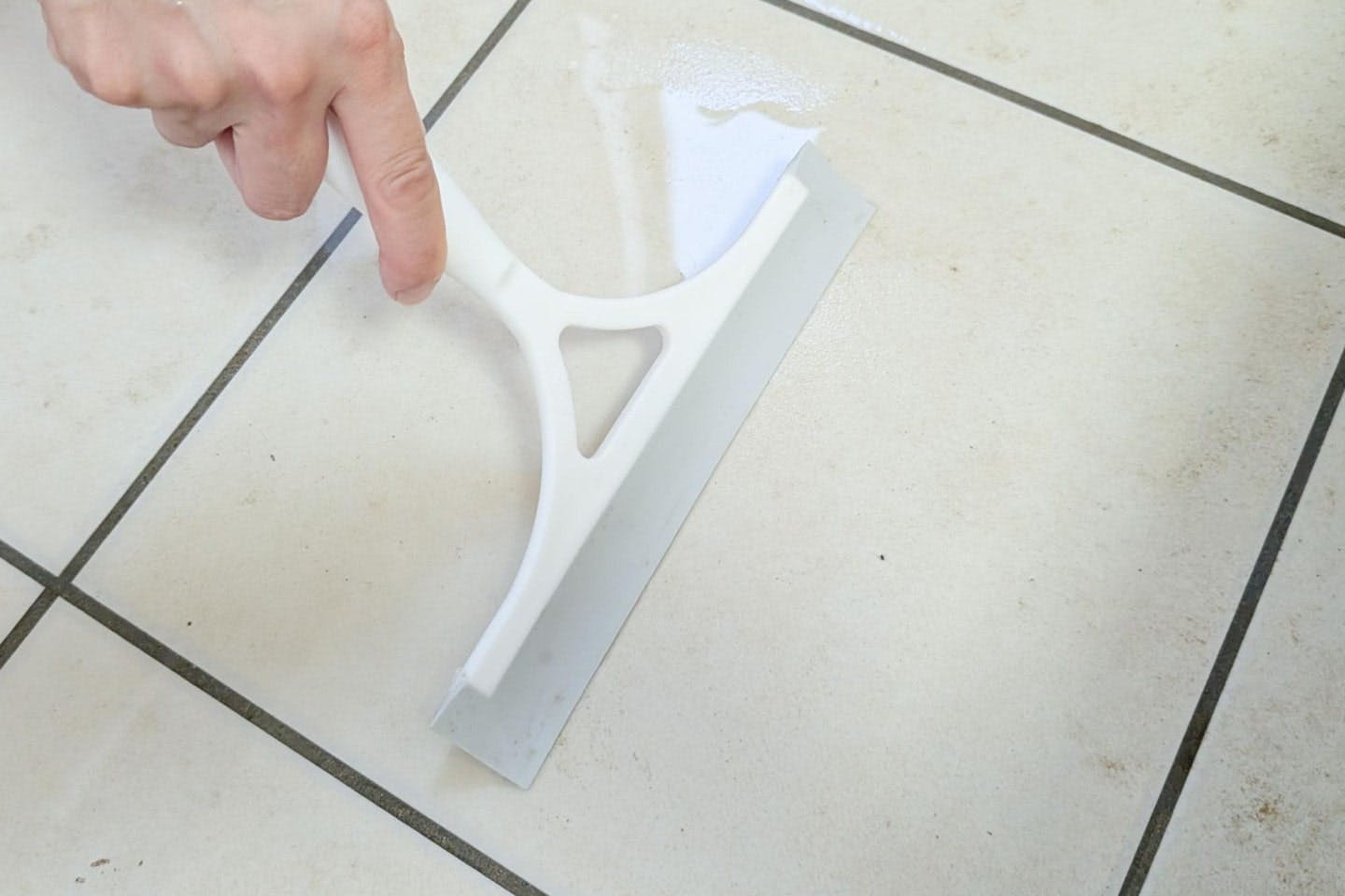 水切りワイパーで余分な水分をサッと取り除く 水切りワイパーで余分な水分をサッと取り除く