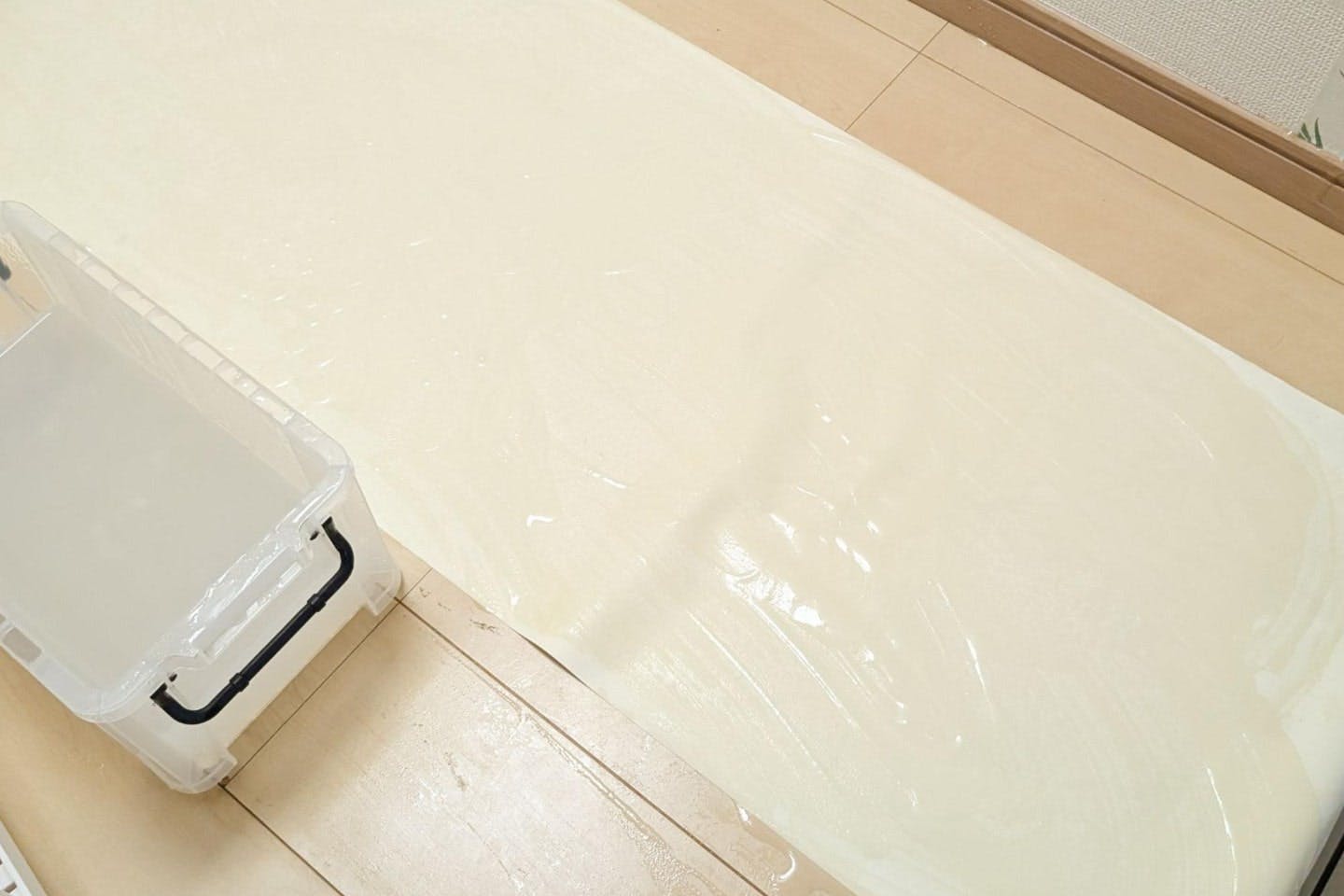 壁紙全体にいきわたるようにのりを塗る 壁紙全体にいきわたるようにのりを塗る