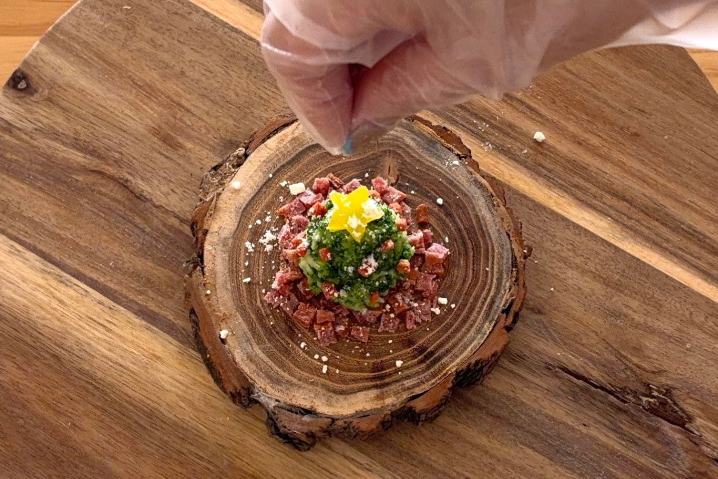 ドライ豆腐を粉状に砕き、ふりかける