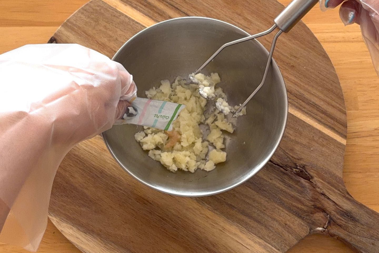 茹でたじゃがいもを潰してグルメピューレと混ぜ合わせる