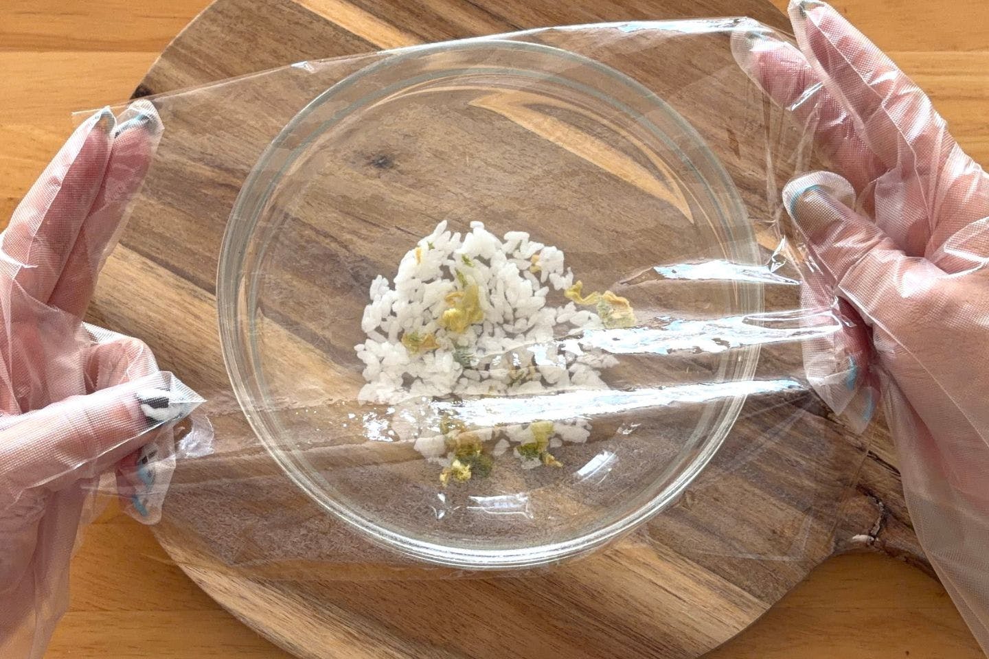 耐熱容器に七草粥の材料を入れてラップする 耐熱容器に七草粥の材料を入れてラップする