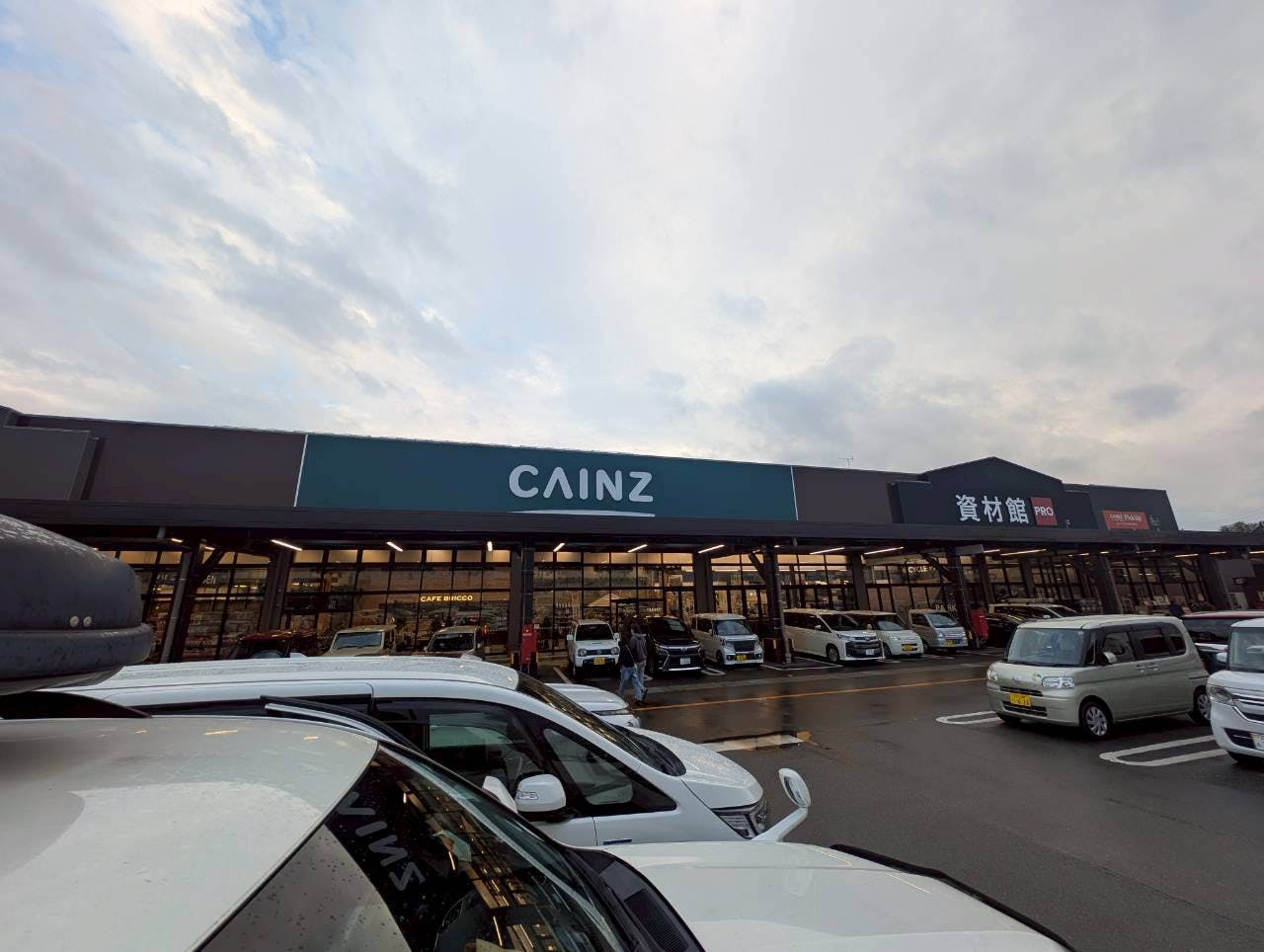 カインズの駐車場