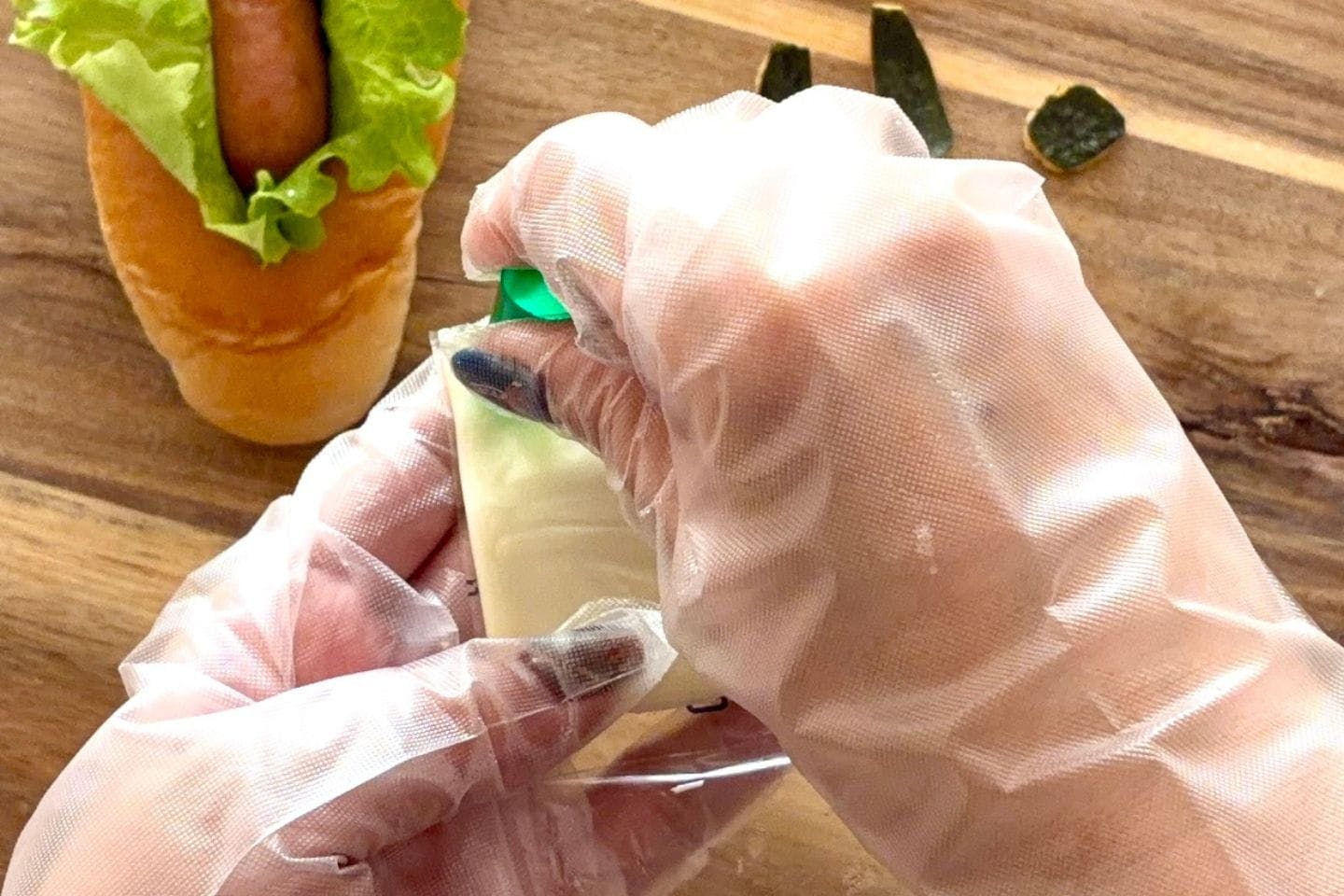 スライスチーズをストローで丸く抜き、海苔で黒目をつける スライスチーズをストローで丸く抜き、海苔で黒目をつける