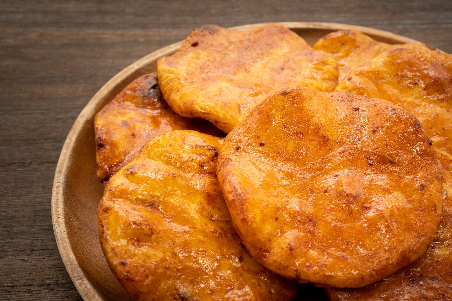 犬に人間用せんべいを与えてはダメ! 理由や誤食時の対処法、犬用せんべいの与え方を解説【獣医師監修】