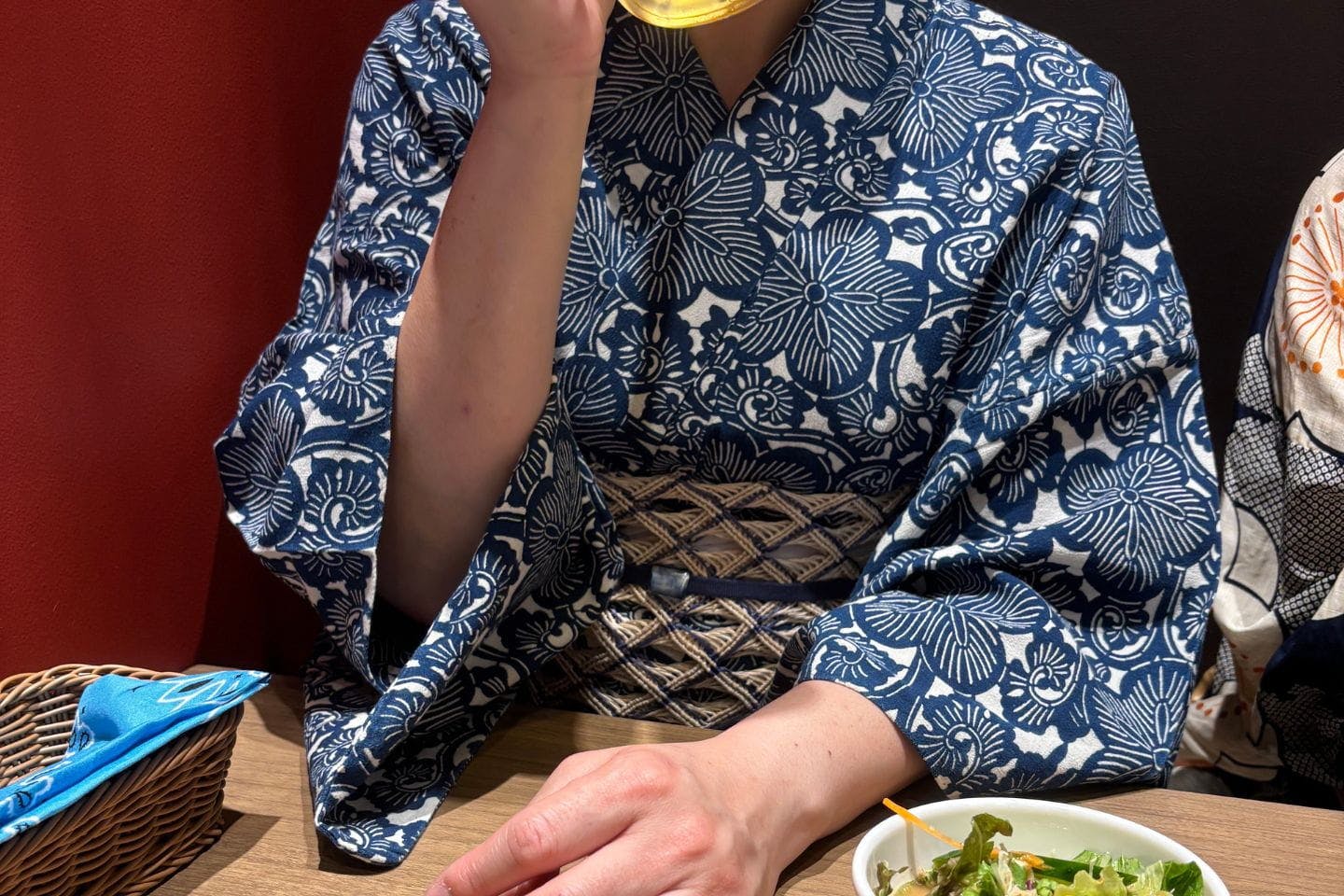 和服で出かけ、酒を飲む