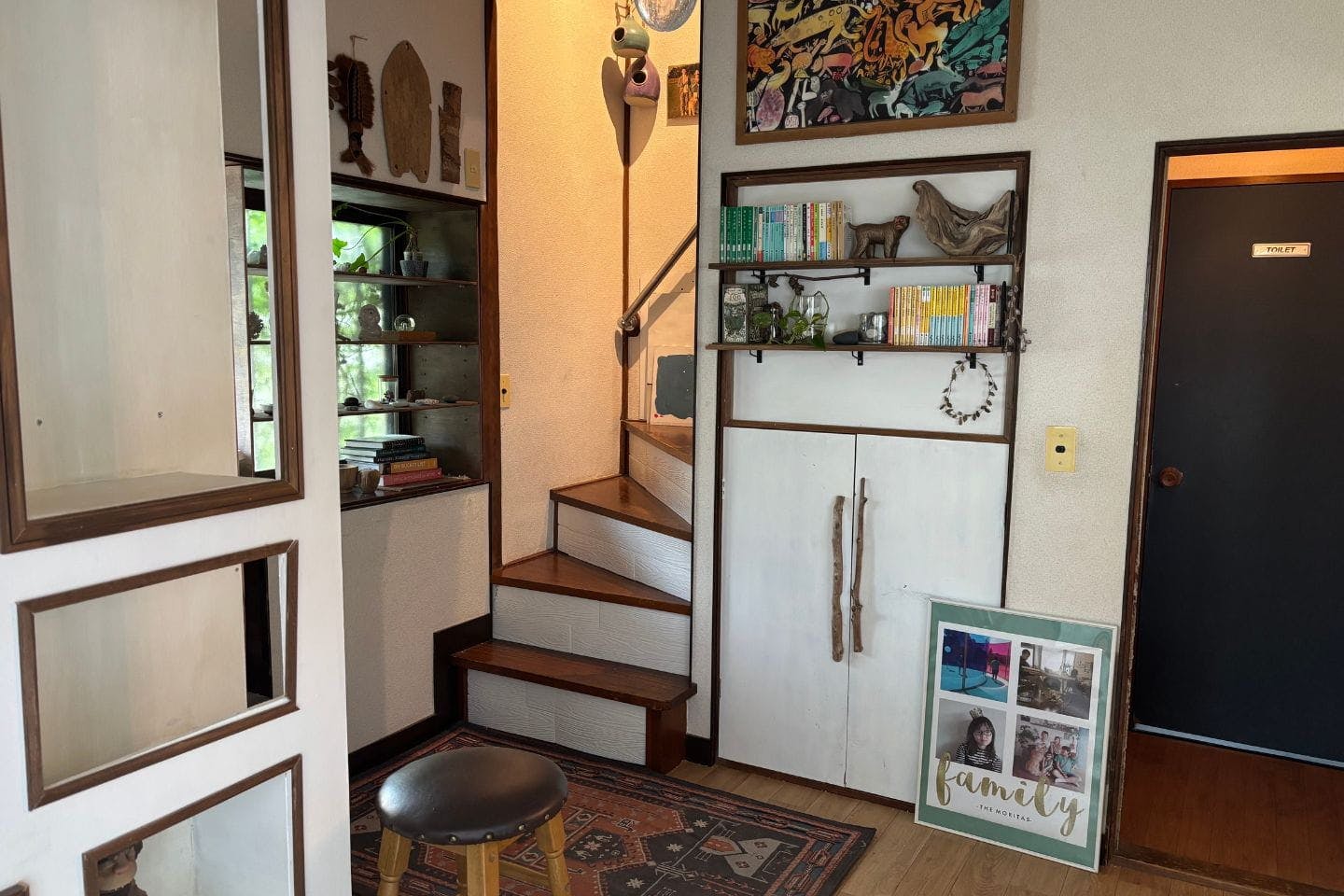 よく昼寝していた階段下、いなくなったことが悲しくてしょっちゅうここで泣いていた