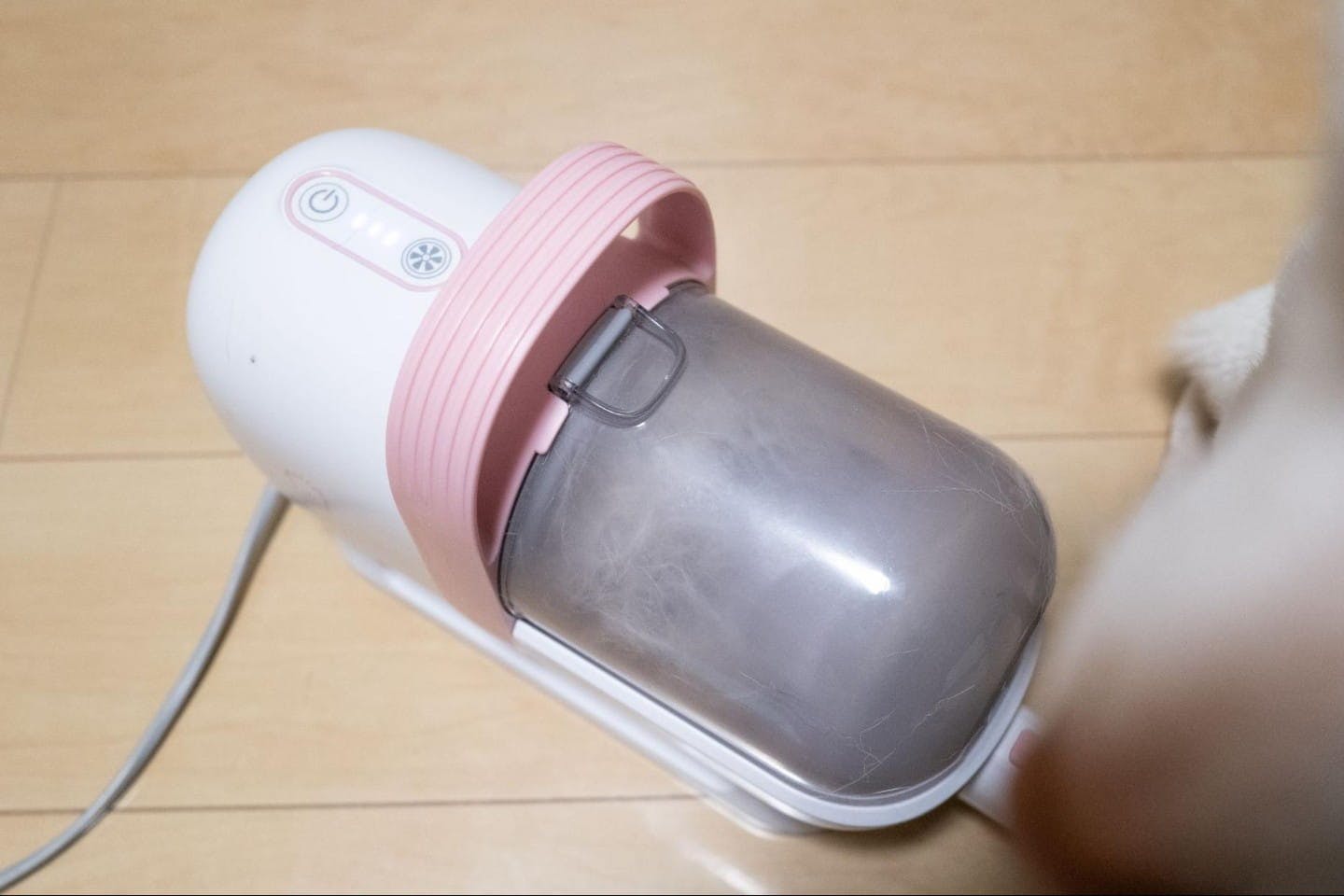 ブラッシングした毛がグルーミングクリーナーに吸い込まれる ブラッシングした毛がグルーミングクリーナーに吸い込まれる