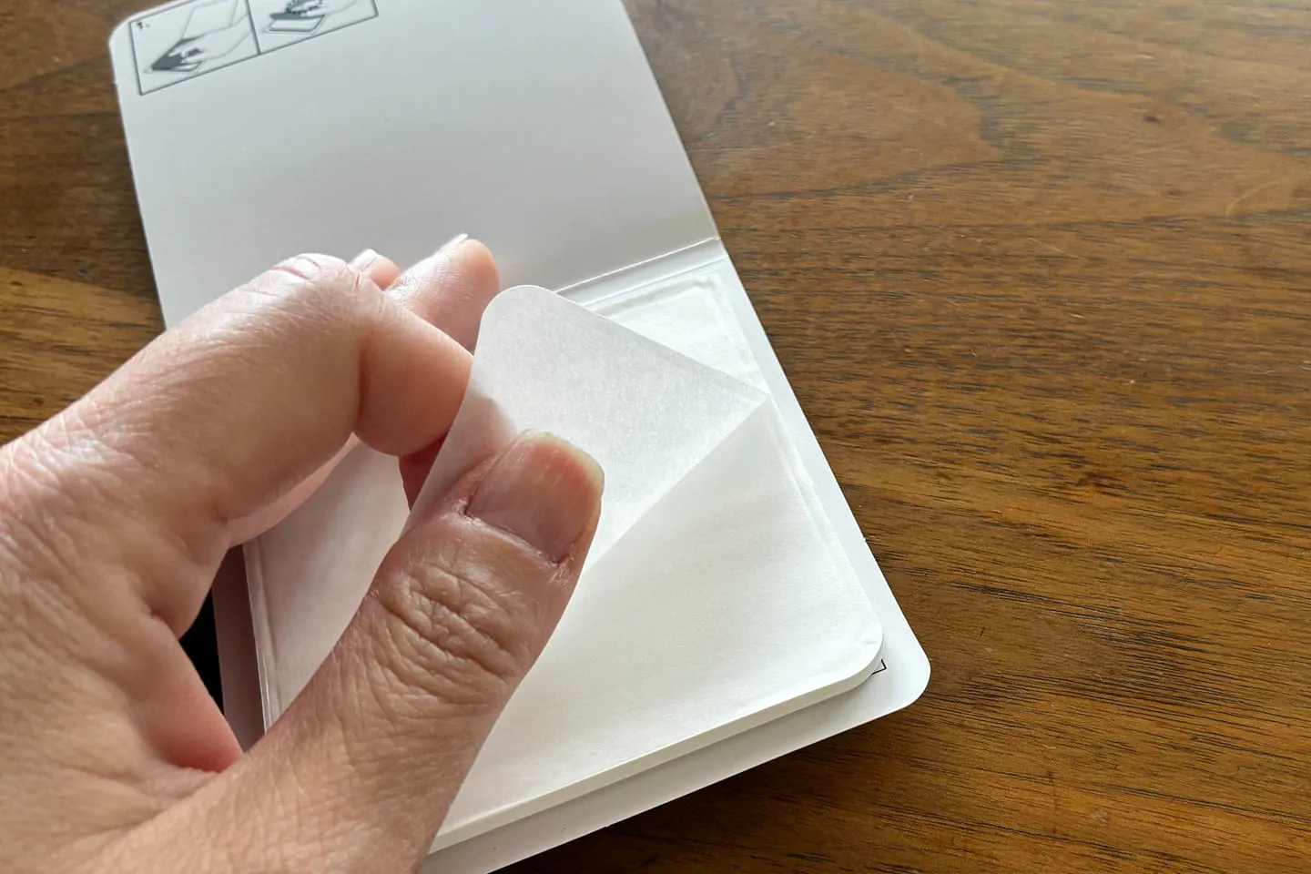持ち運びに便利な衣料クリーナー 60枚入×3個パックを開けた様子