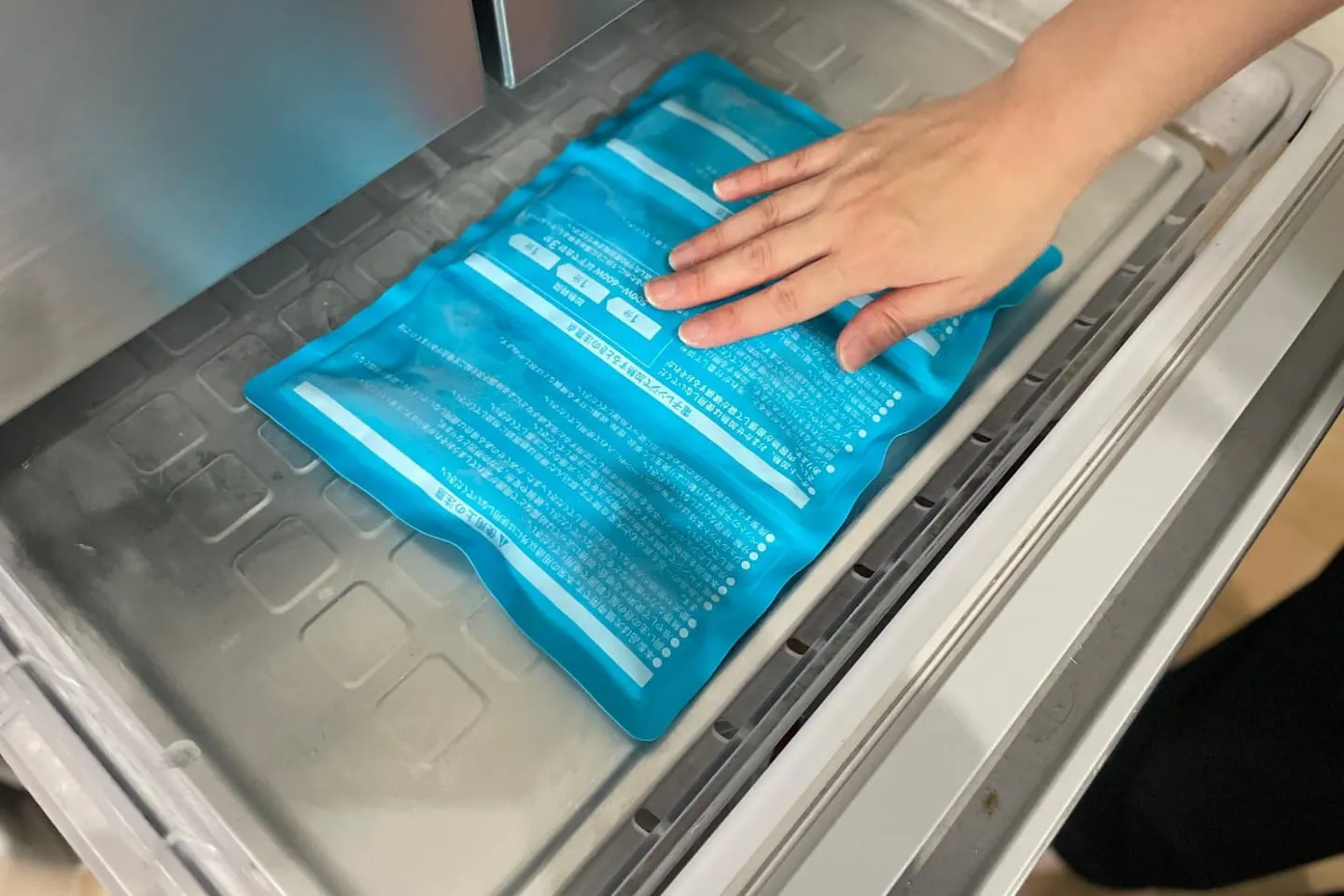専用カバーを外したジェルマット本体を冷凍庫に入れる 専用カバーを外したジェルマット本体を冷凍庫に入れる