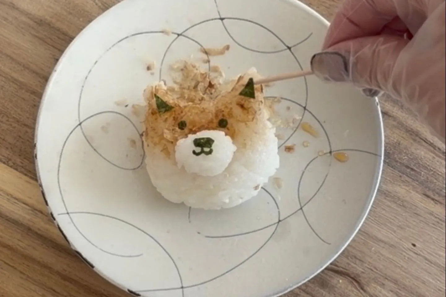 焼海苔をパンチなどで型抜きし、鼻・口・目・耳のパーツを作る
