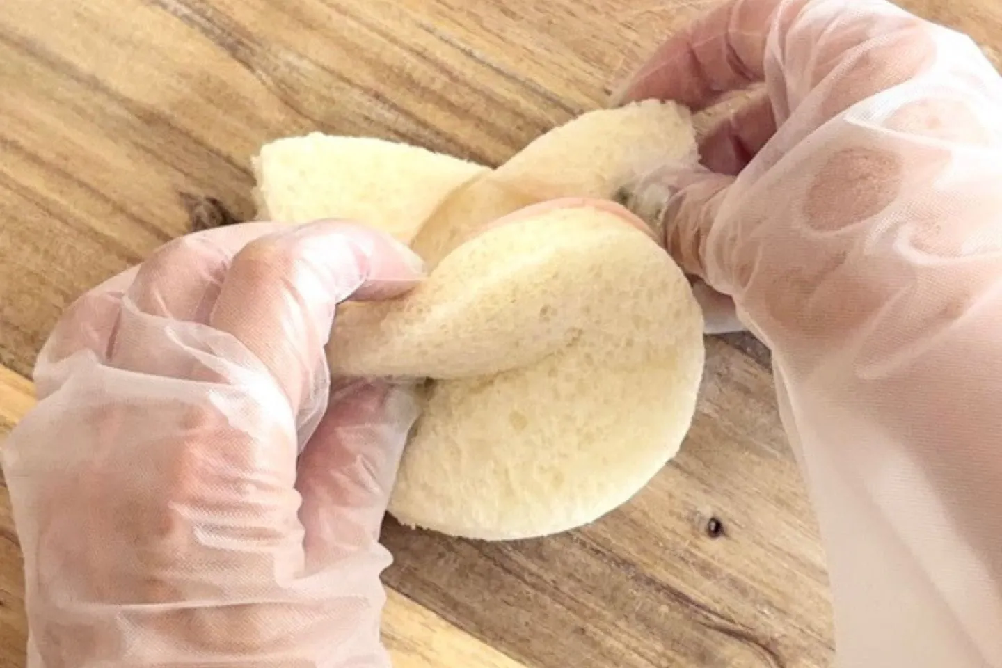 型抜きしたパンに、ハムとチーズをはさむ 型抜きしたパンに、ハムとチーズをはさむ