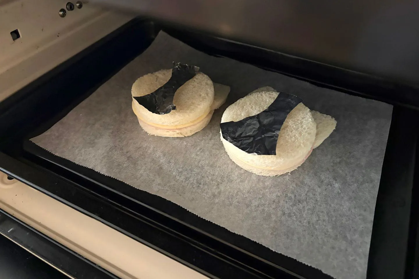 トースターなどで焼き、チワワらしい模様をつける トースターなどで焼き、チワワらしい模様をつける