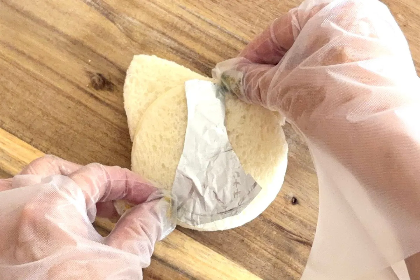 焼き色をつけたくない部分にアルミホイルの型をのせる 焼き色をつけたくない部分にアルミホイルの型をのせる