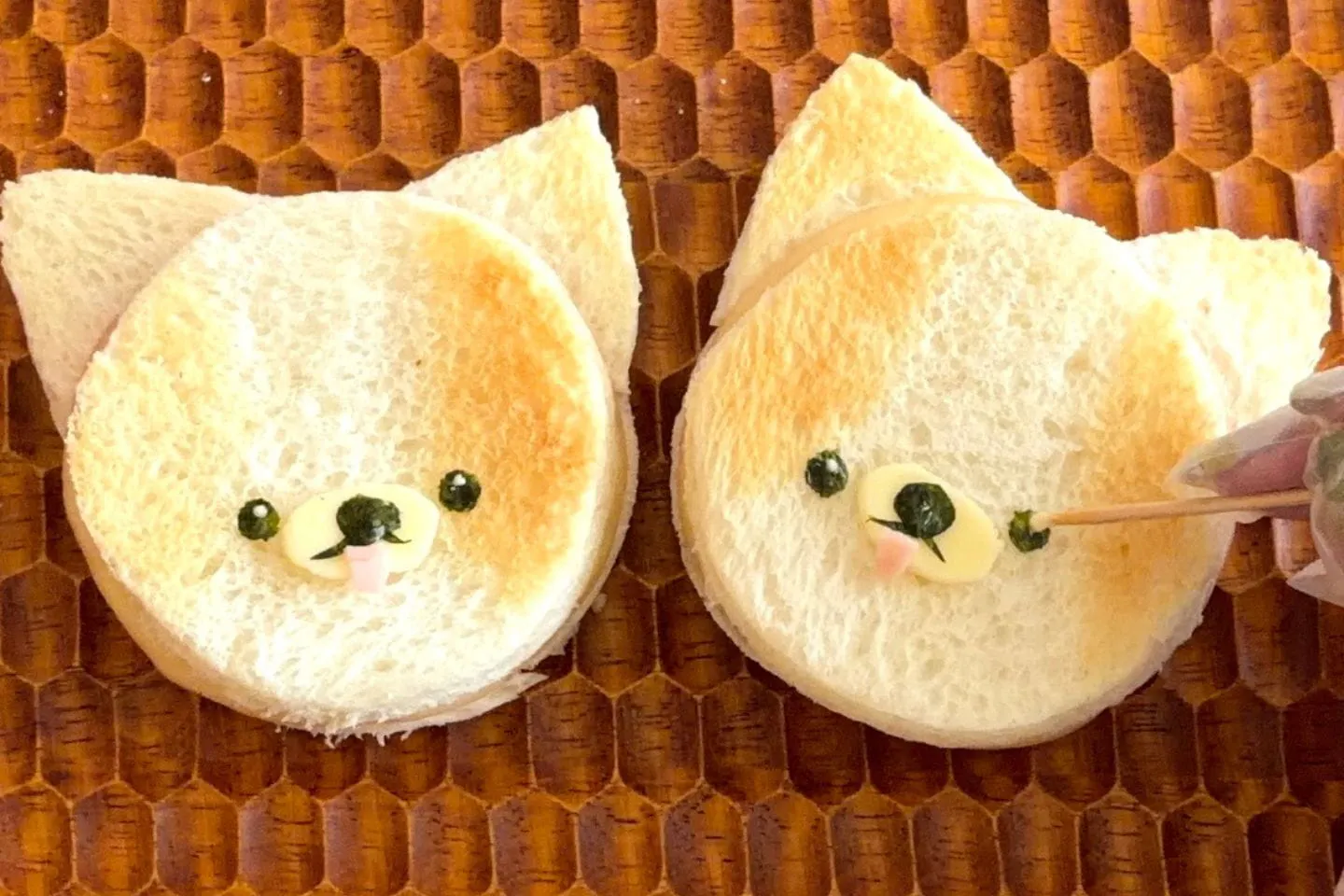 焼海苔で作った目・鼻・口をつける 焼海苔で作った目・鼻・口をつける