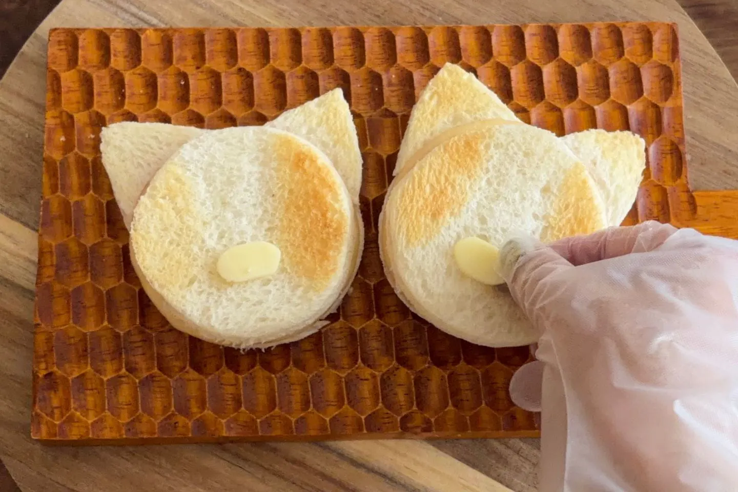 スライスチーズをカットし、マズル部分を作る スライスチーズをカットし、マズル部分を作る