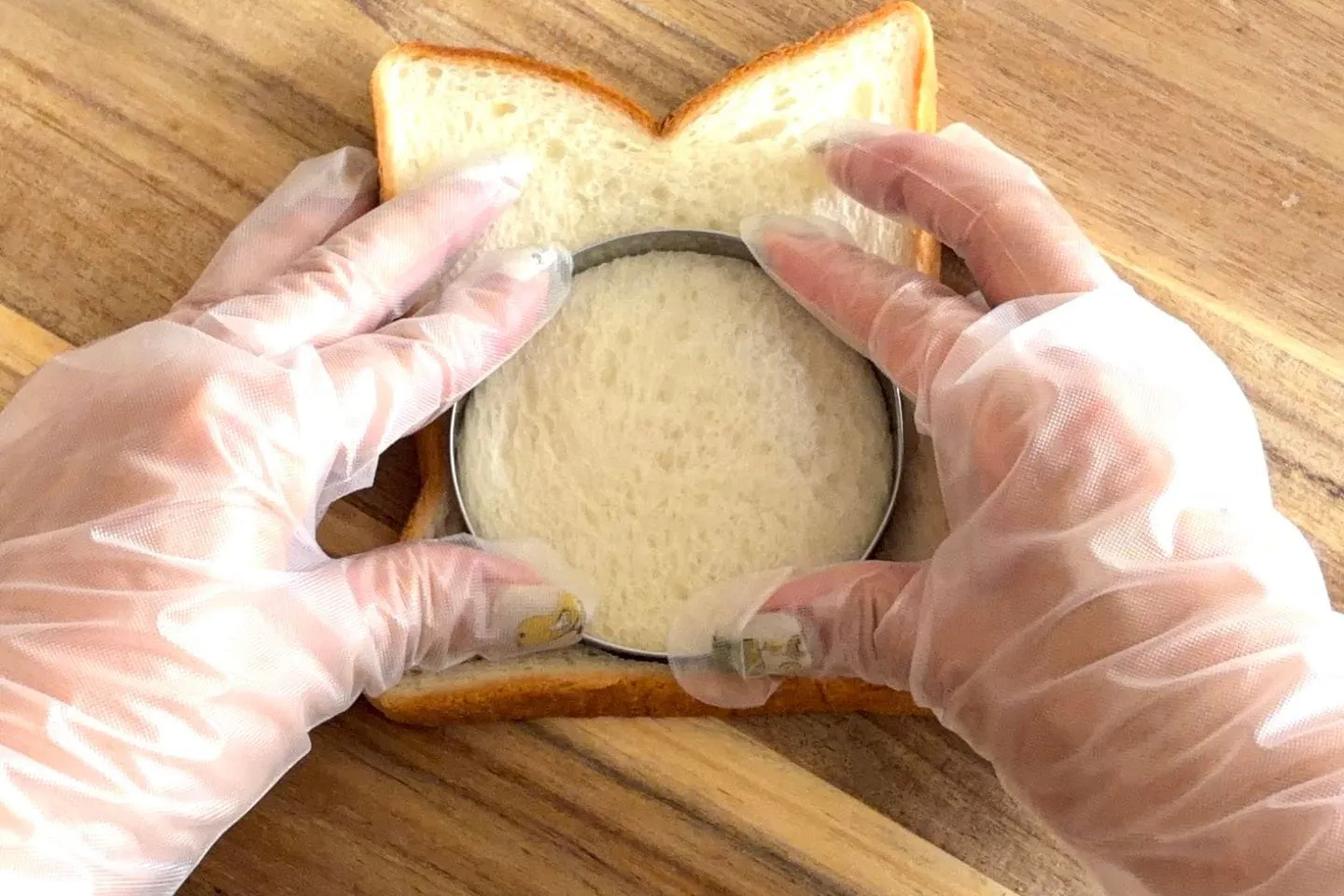 食パンを丸く型抜きする 食パンを丸く型抜きする