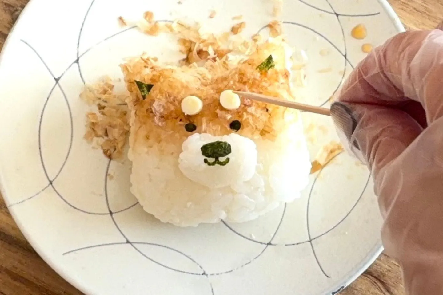 スライスチーズをストローで丸く抜き、眉間にのせる