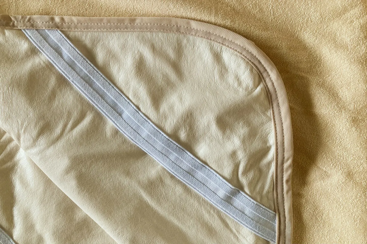 防水シーツの四隅にはマットレス固定用のゴム付き
