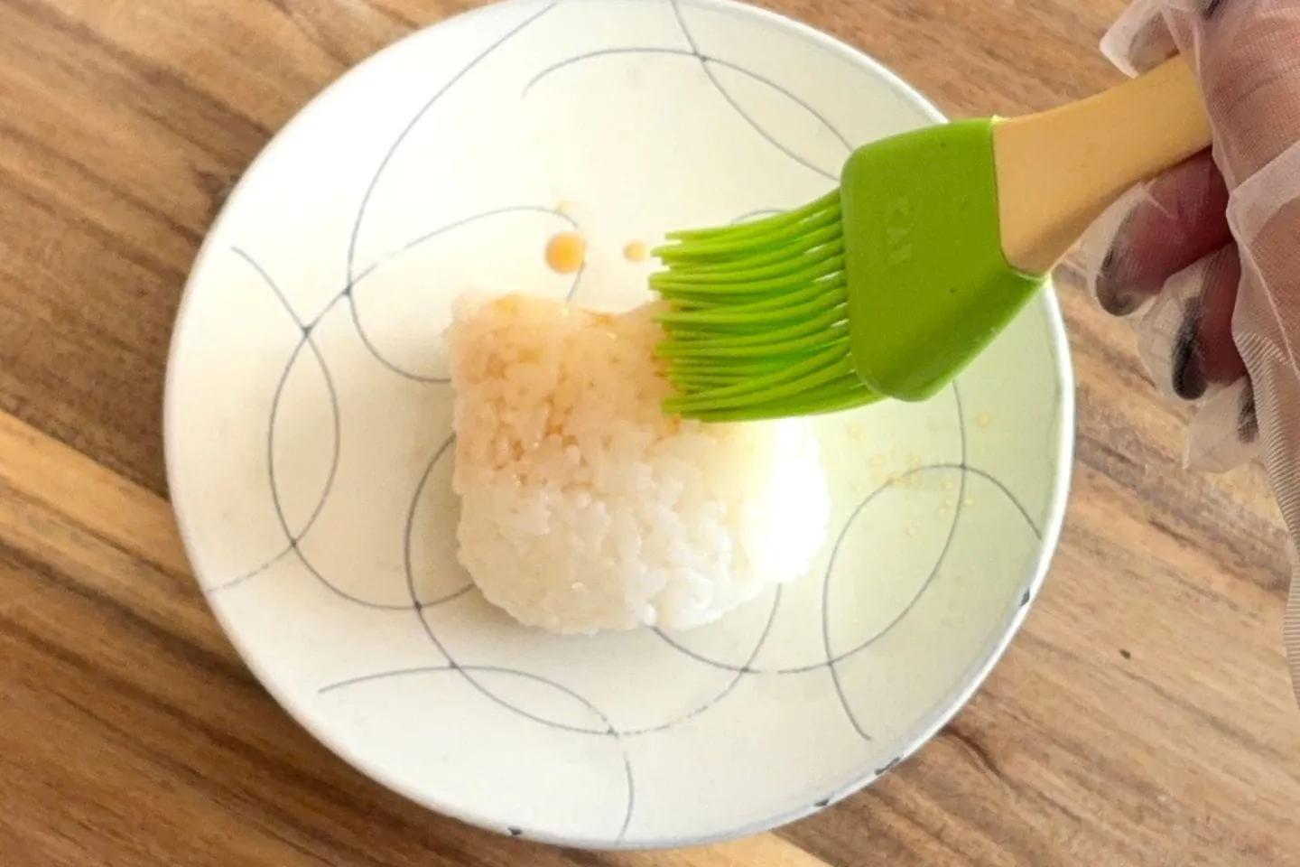 おにぎりの上半分に麺つゆを刷毛などで塗る