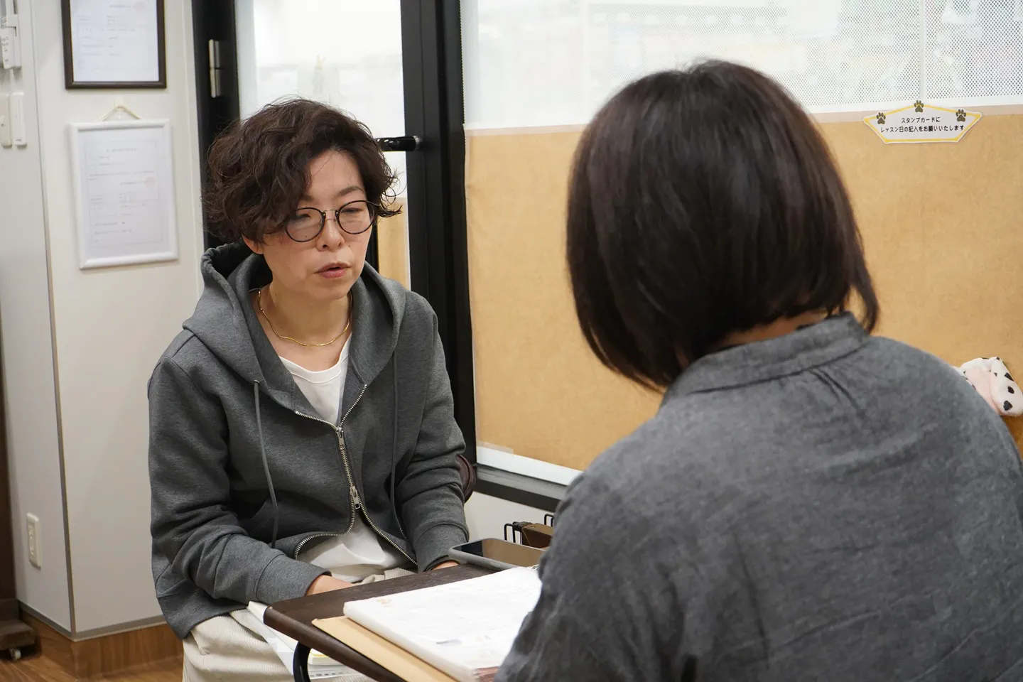 犬の学校で説明を受ける人