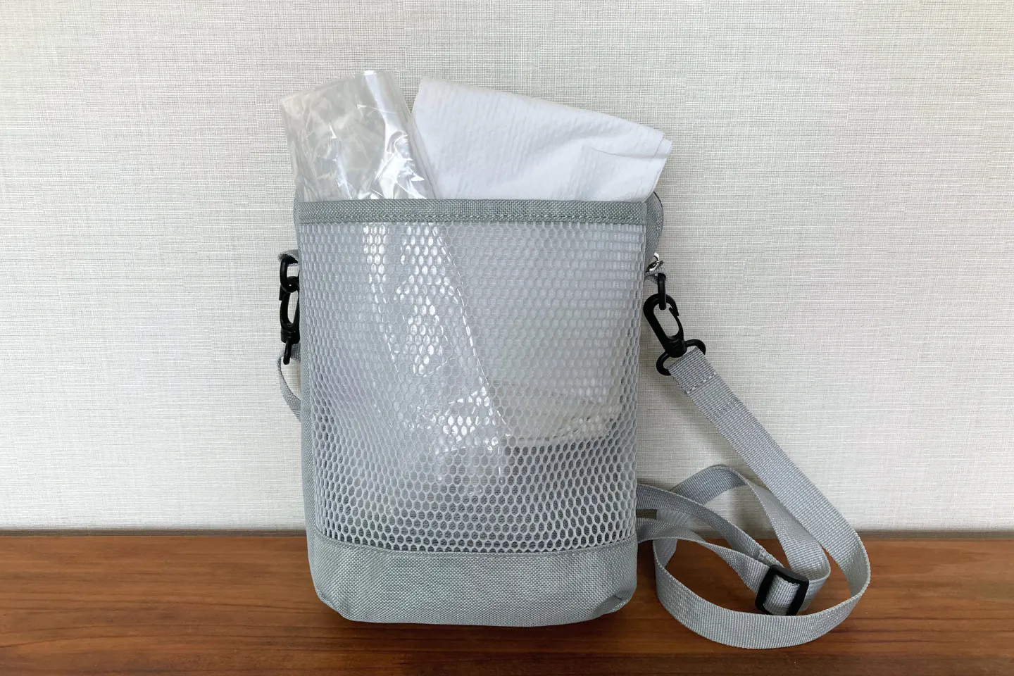 保冷ショルダー前面ポケットにうんち袋とトイレットペーパーを収納