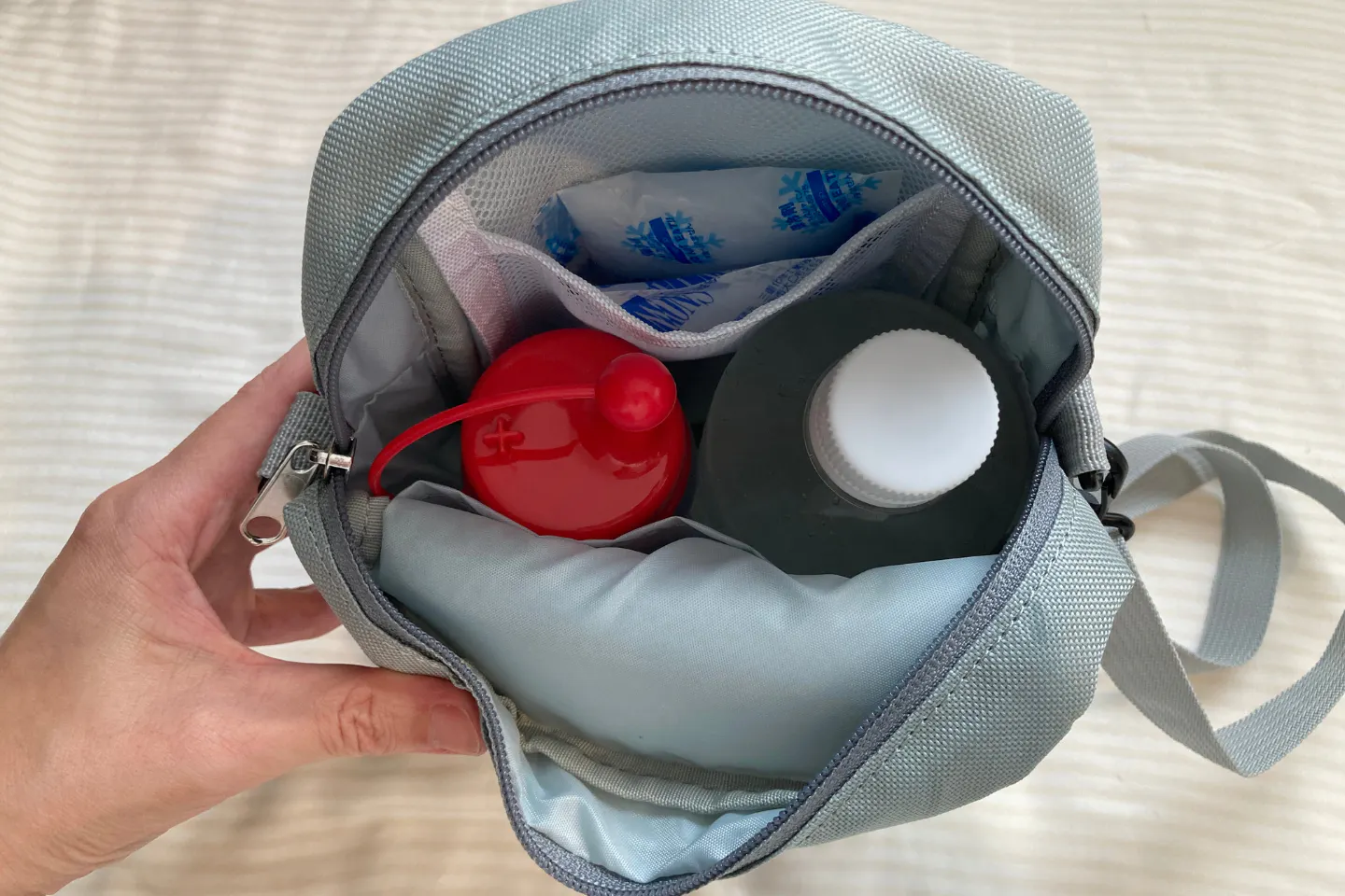 カインズのポケット付き保冷ショルダーに散歩用品を収納した様子
